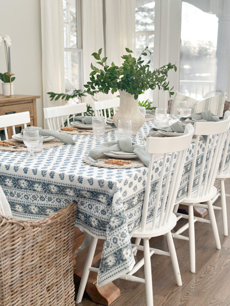 Blue hues paired with natural textures for a coastal summer tablesccape